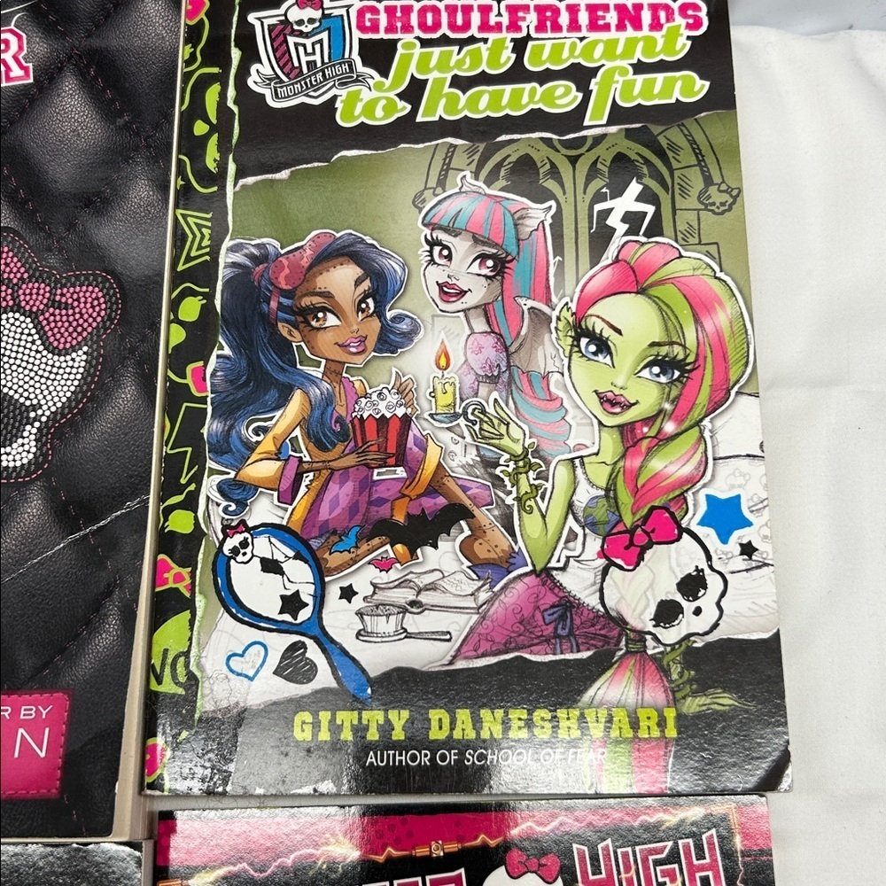 Monster High Book Bundle – 2 Hardcover + 4 Paperback Set collection - Picture 5 of 14